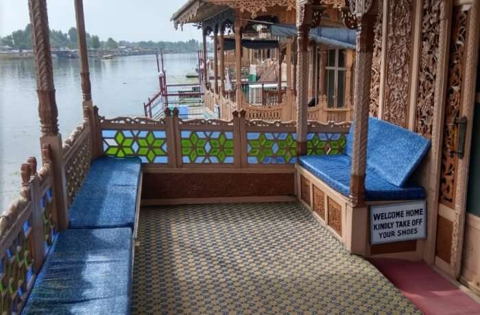 dreamy houseboat in Srinagar