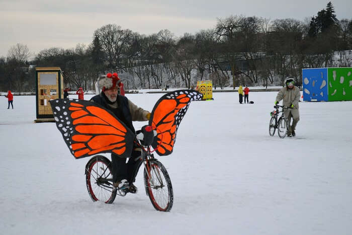 एक बर्फ बाइक की सवारी करें