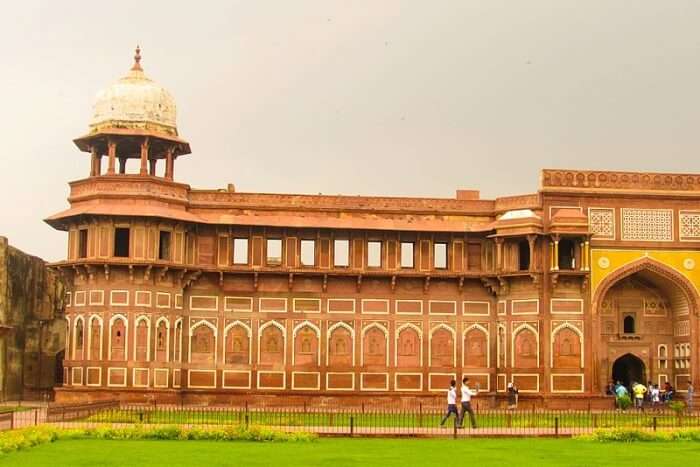 Learn about one of the famous historical places in India, Agra Fort in Uttar Pradesh