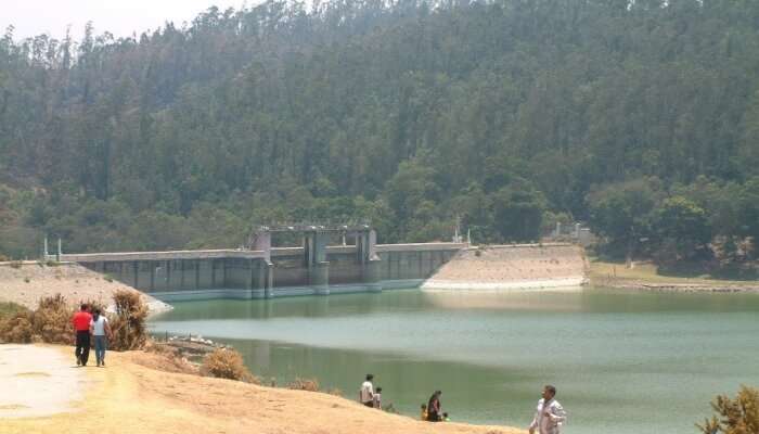 People standing near the Kamaraj sagar dam, one of the best places to visit in ooty