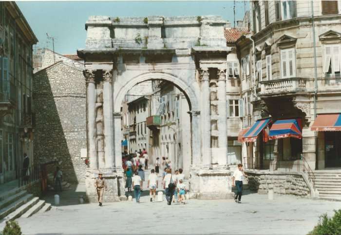 tourists flocking around the landmark