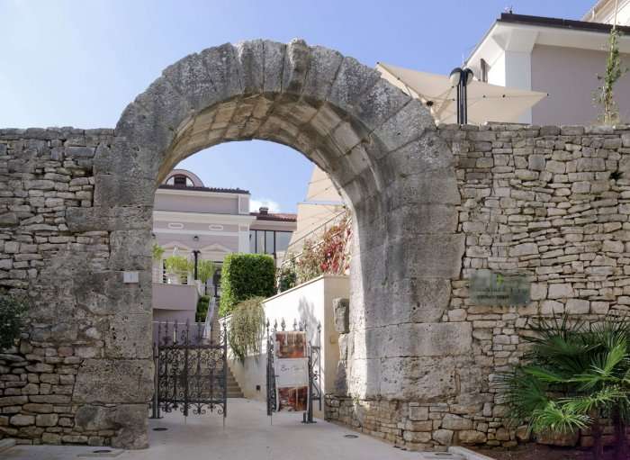 historic landmark in pula