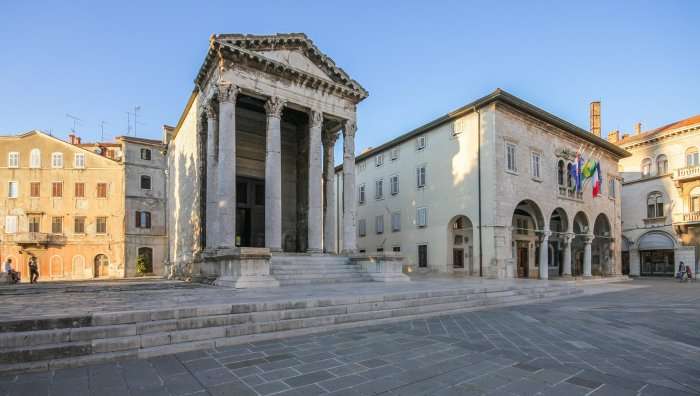 communal palace in pula