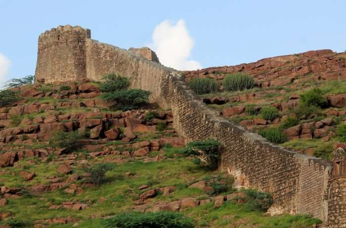 Located at the foothills of the artificial park and Mehrangarh Fort