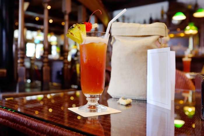 singapore sling in a bar