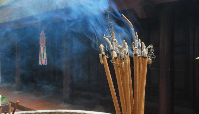 bunch of incense sticks burned together