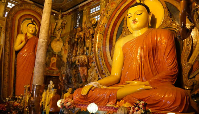 Pray at Gangaramaya Temple