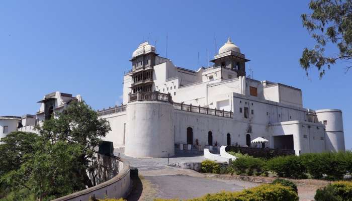 उदयपुर दर्शनीय स्थल मॉनसून पैलेस की भव्य इमारत पहाड़ियों पर स्थित है