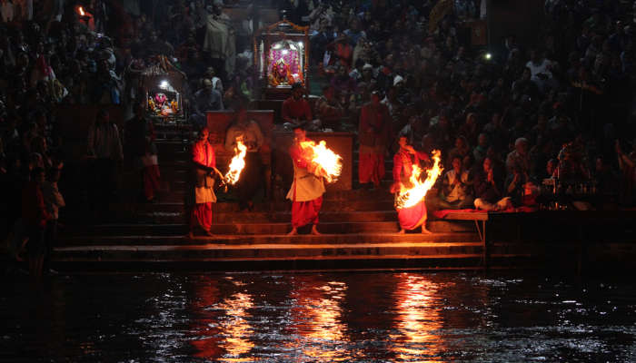 गंगा नदी के किनारे मंदिरों का एक दृश्य जहां श्रद्धालु पूजा-अर्चना कर रहे हैं