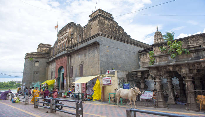 द्वारकाधीश मंदिर मथुरा का प्रसिद्ध मंदिर है