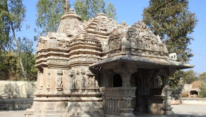 मथुरा के मंदिर में महाविद्या देवी मंदिर घूमने के लिए सबसे अच्छी जगह है