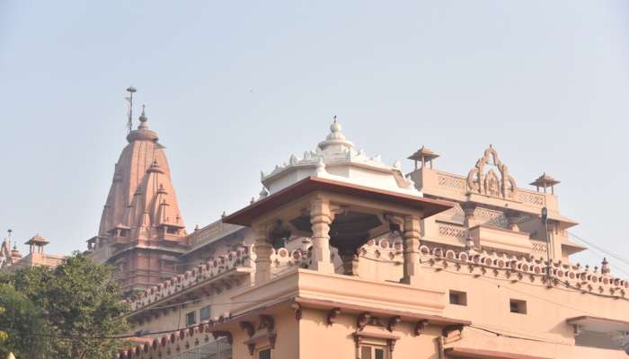 श्री कृष्ण जन्मभूमी मंदिर मथुरा के मंदिर में से एक है