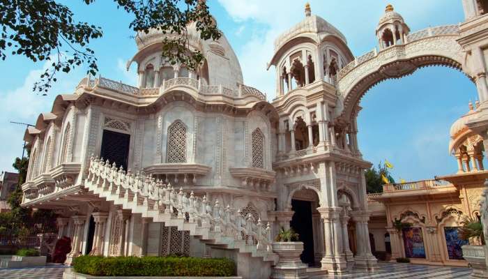 मथुरा के मंदिर में श्री कृष्ण बलराम मंदिर प्रसिद्ध है