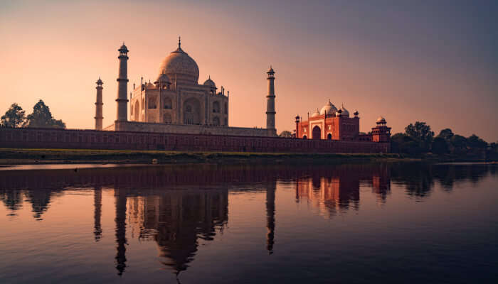 How to reach Taj Mahal in Agra?