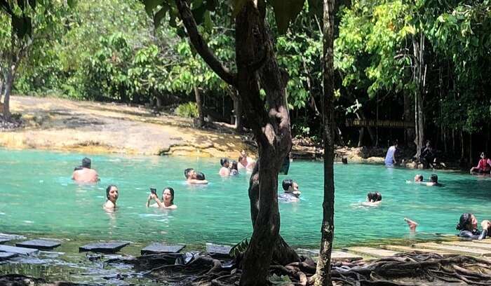 a lot of people bathing on the lake side