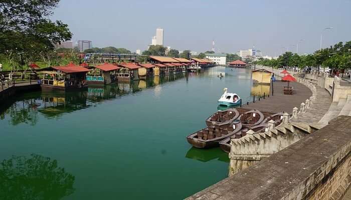 Pettah Floating Market