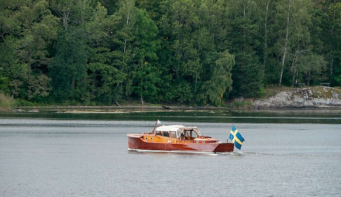 boating to enjoy the tour 