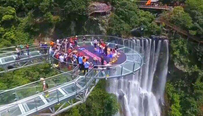 World’s-Largest-Glass-Skywalk-In-China-waterfall-view