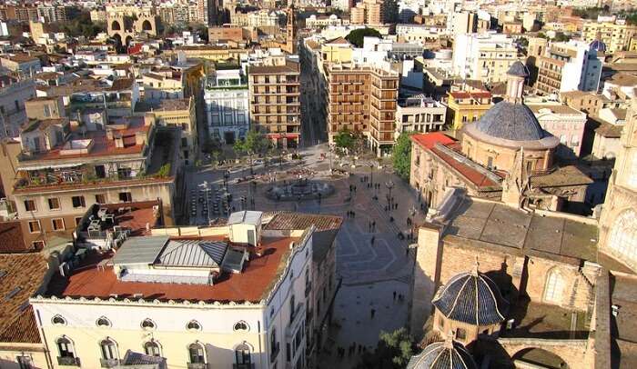 explore the streets of Valencia