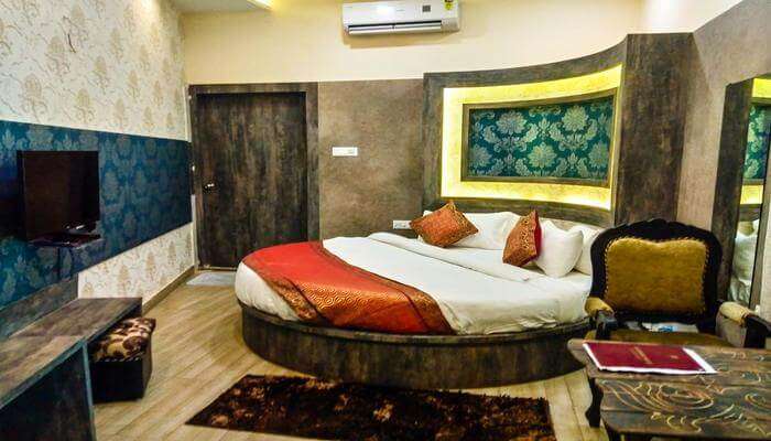 Dwivedi Hotels Sri Omkar Palace room