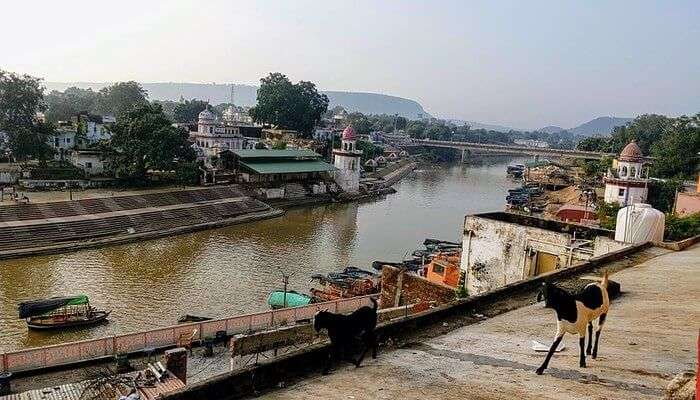The view of Ram Ghat where temples in Ujjain are nestled.