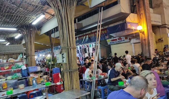 The Vietnamese Pot place in the Dong Xuan Market(Hanoi)