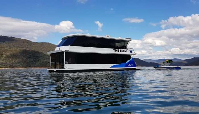 houseboat sailing in victoria