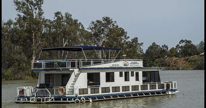 houseboat