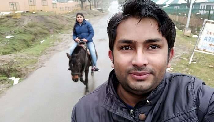 took horse ride in kashmir