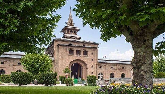 mosques situated in Srinagar