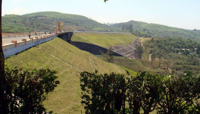 Sholayar Dam,places to visit near Athirapally Waterfalls