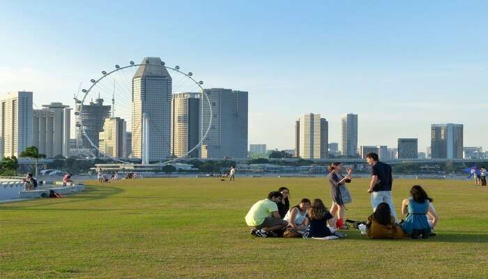 he Singapore Flyer is a giant ferris wheel