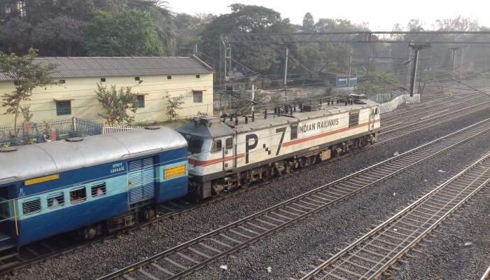 YPR Sampark Kranti Express runs between Nizamuddin station to Bangalore’s Yesvantpur Junction