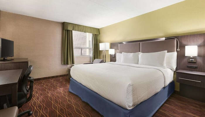 days inn ottawa hotel room