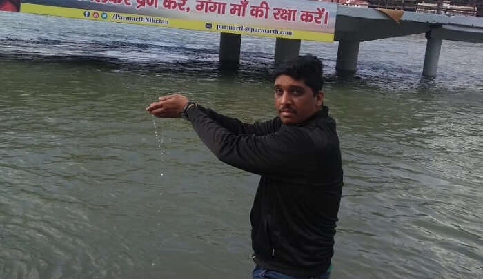 worshipping ganga 