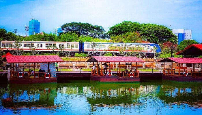 Pettah Floating Market