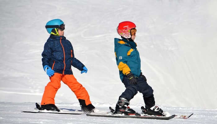 kids skiing