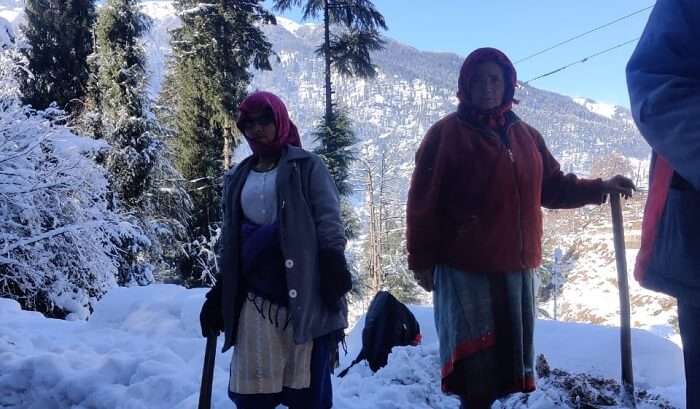 a pic of the locals in manali