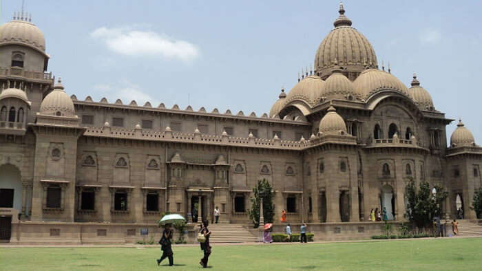 A majestic view of Belur Math Temple which is one of the best places for weekend getaway from Kolkata