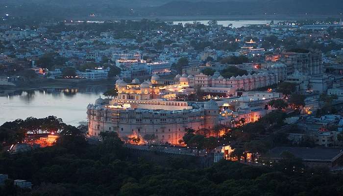 Udaipur has lakes where you can sit and enjoy the warm sun