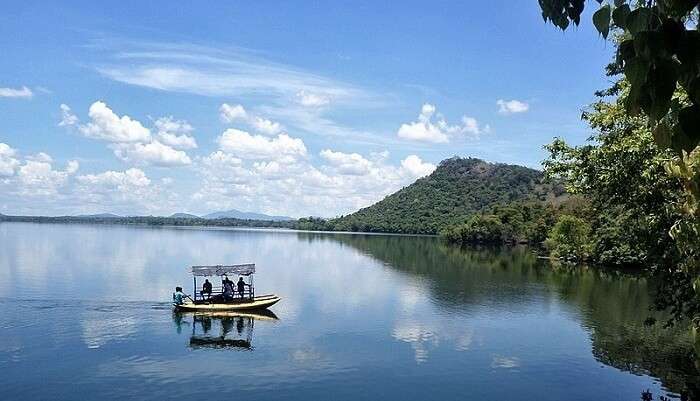 A splendid view of Mahiyanganaya Sorabora Lake, which is one of the most beautiful in Sri Lanka