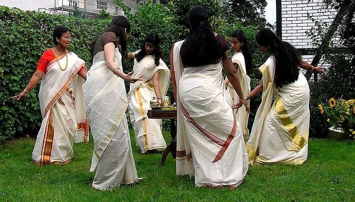 wear Kasavu Saree