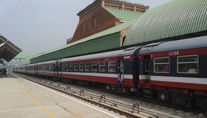 Delhi to Kashmir trains