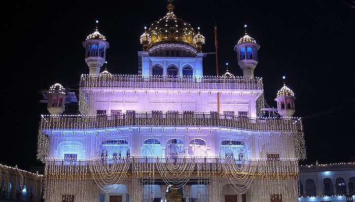 The dizzling lights in Holy shrine on Gurupurab