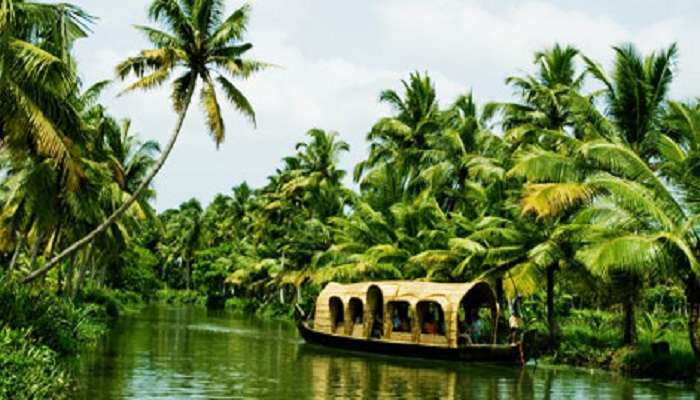 Houseboat in Kuttanad, Kerala-one of the beautiful places to visit near Alleppey. 