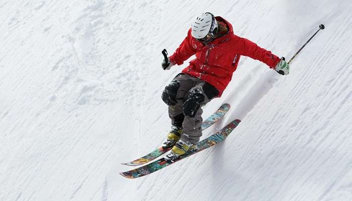 Skiing is one of the best things to do during snowfall in Manali 