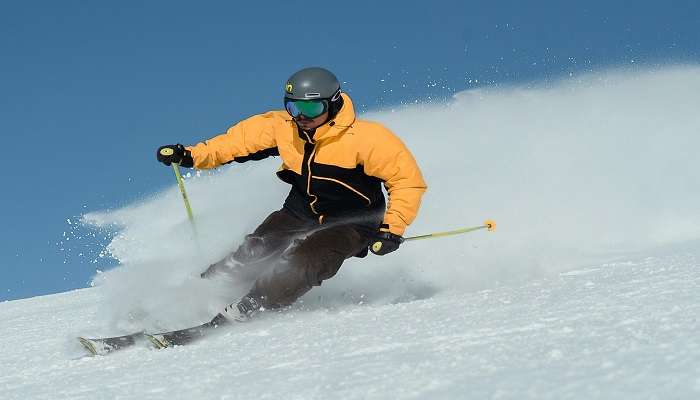 Take part in skiing with snowfall in Kufri