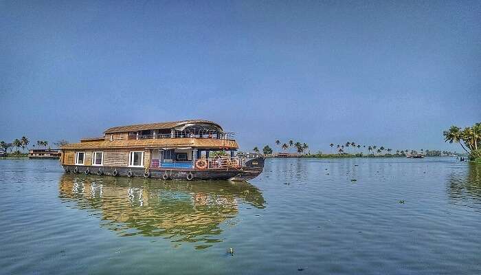 Allepey honeymoon houseboats on lush green cruising routes