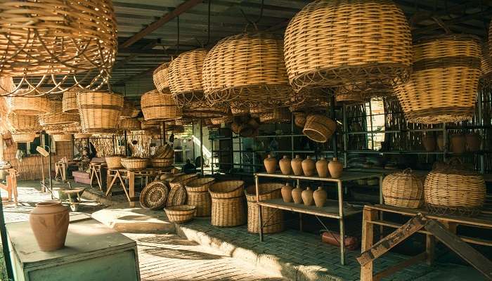 Handmade baskets and Pottery Market