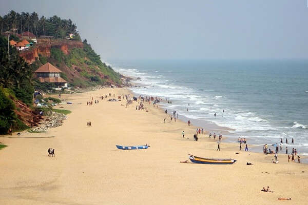 View of Varkala cliff beach. It is an ideal experience for a Honeymoon in Kerala vs Himachal.